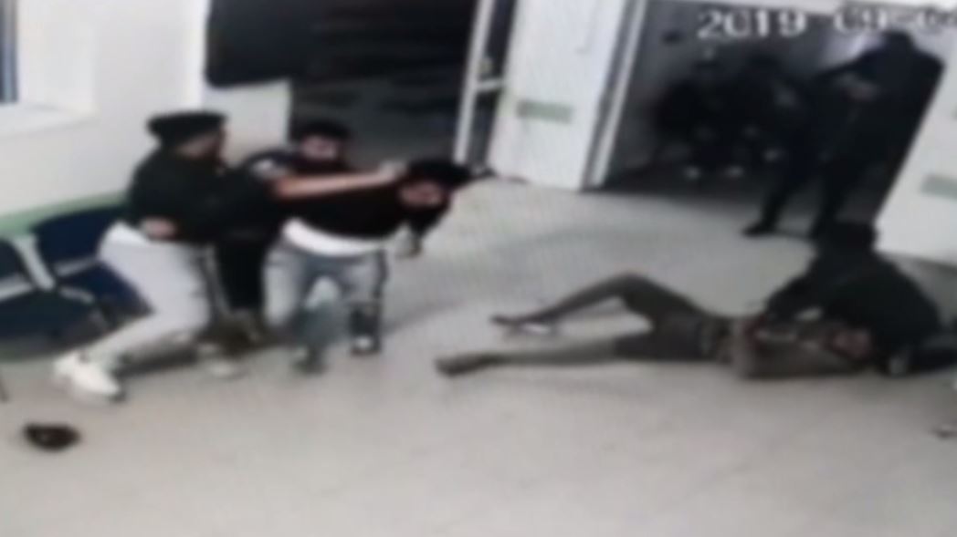 Țiganul care a atacat cu cuțitul un pacient la spital a fost ”vizitat” acasă de 5 ”prieteni”
