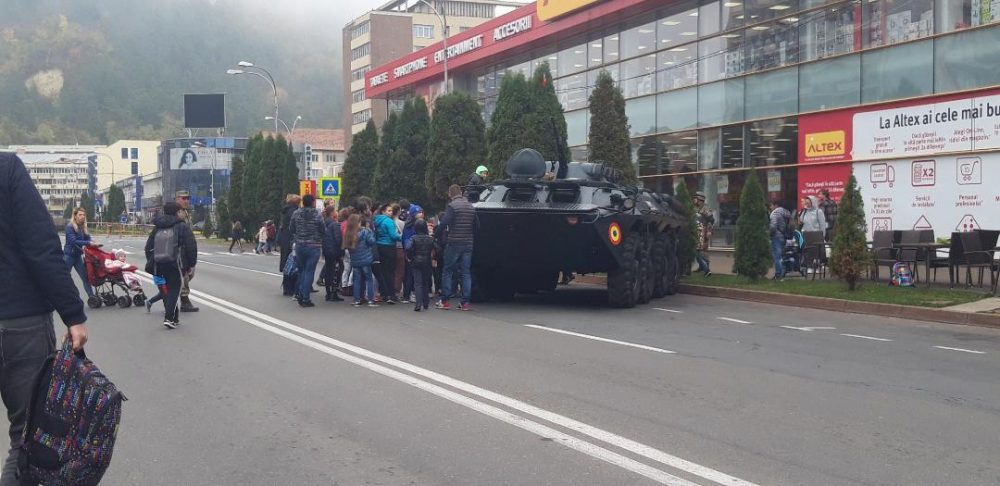 Zeci de copii la parada de Ziua Armatei, din Piatra Neamț