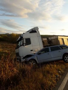 FOTO: Coliziune între un autoturism și un camion, două persoane rănite, ZCH NEWS - sursa ta de informații