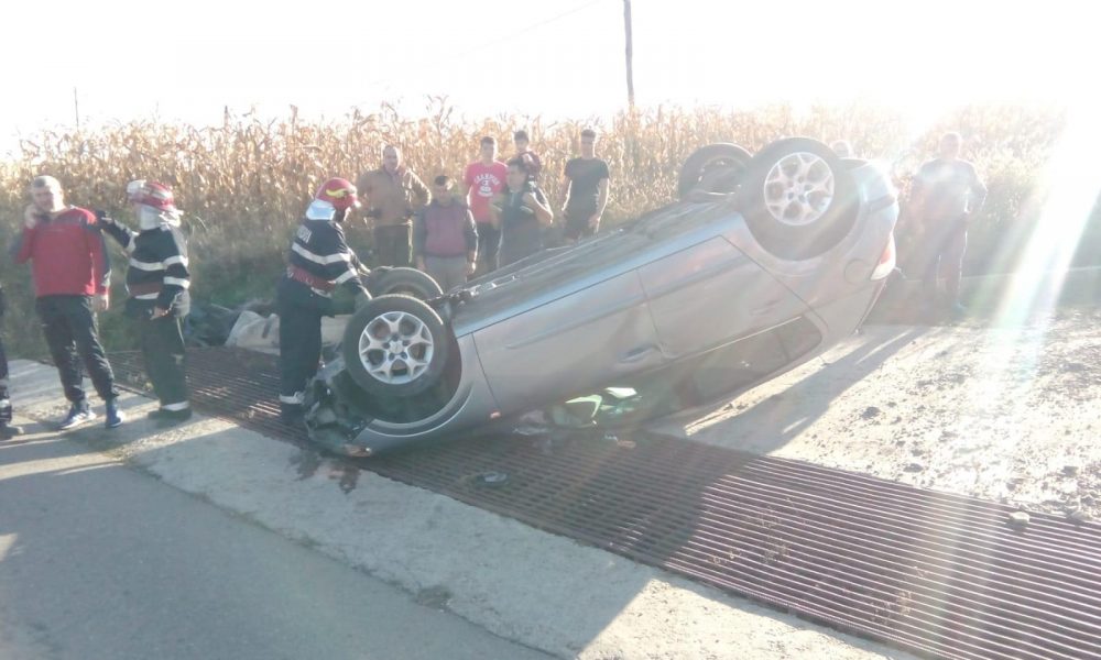 Un pompier în afara programului a salvat un șofer din mașina răsturnată