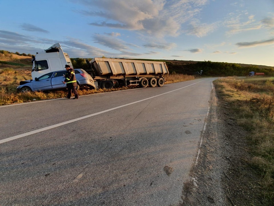 FOTO: Coliziune între un autoturism și un camion, două persoane rănite