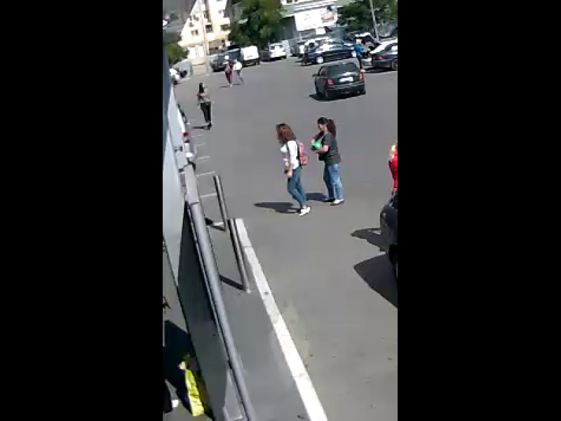 Femei căutate pentru furtul unui portofel