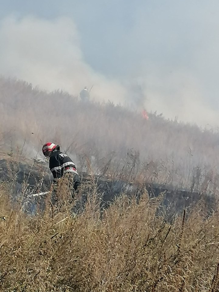 Incendiu pe un deal, după unitatea militară din municipiul Piatra Neamț