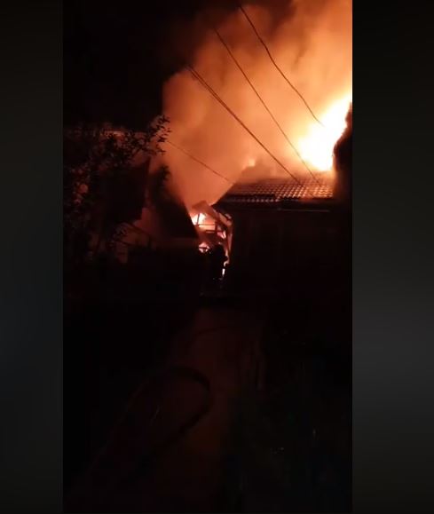 VIDEO: Foc pus cu intenție – Incendiu la prăznicarul bisericii din Valea Seacă