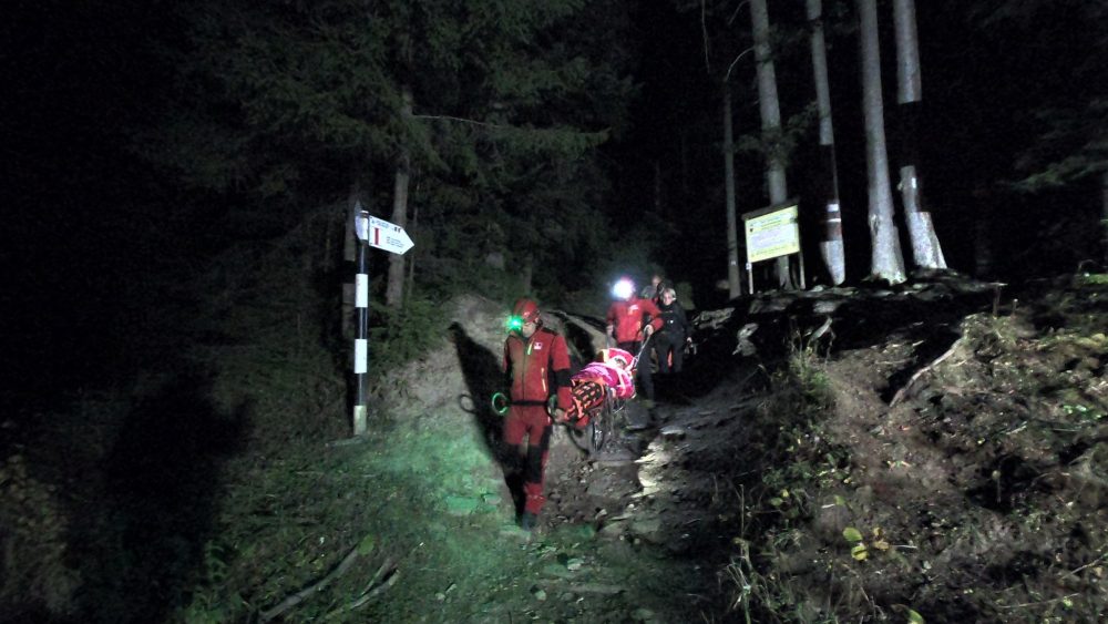 Turistă din Constanța, coborâtă cu targa din Masivul Ceahlău