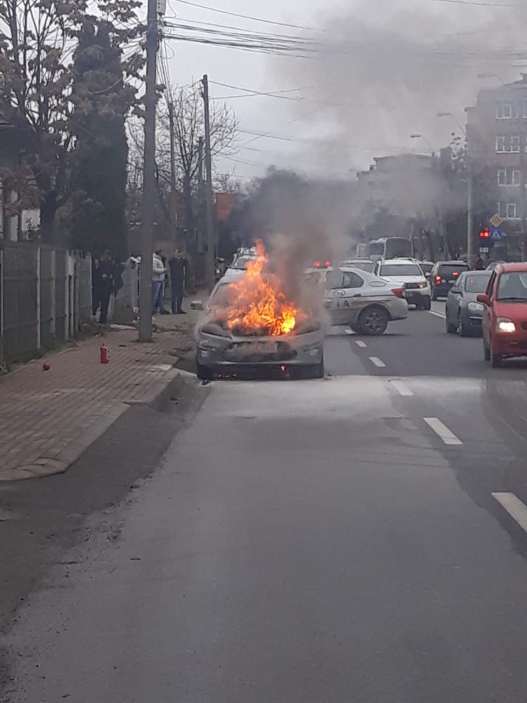 FOTO: Autoturism în flăcări