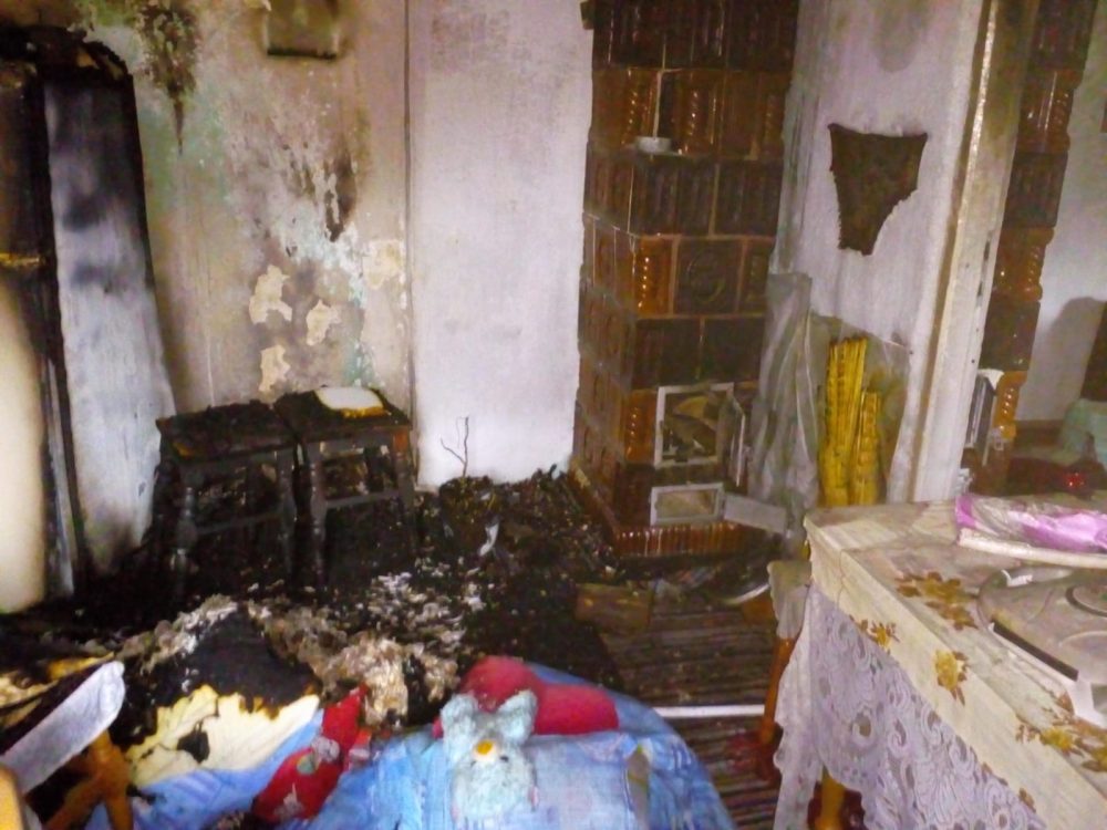 Tragedie – o femeie a murit asfixiată în patul care-a luat foc