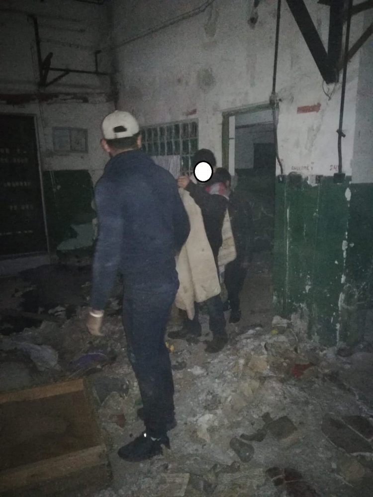 FOTO: Patru tineri din Buhuși evacuați dintr-o clădire dezafectată din Piatra Neamț