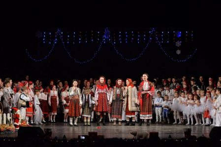 Seară de colinde și folclor românesc la Târgul de Crăciun la Neamț, ZCH NEWS - sursa ta de informații