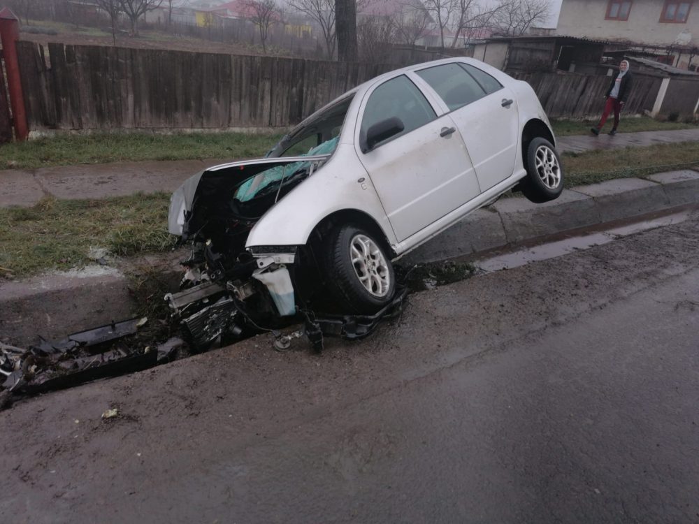 FOTO: A adormit la volan. Șofer rănit, mașină înfiptă într-un cap de podeț, ZCH NEWS - sursa ta de informații