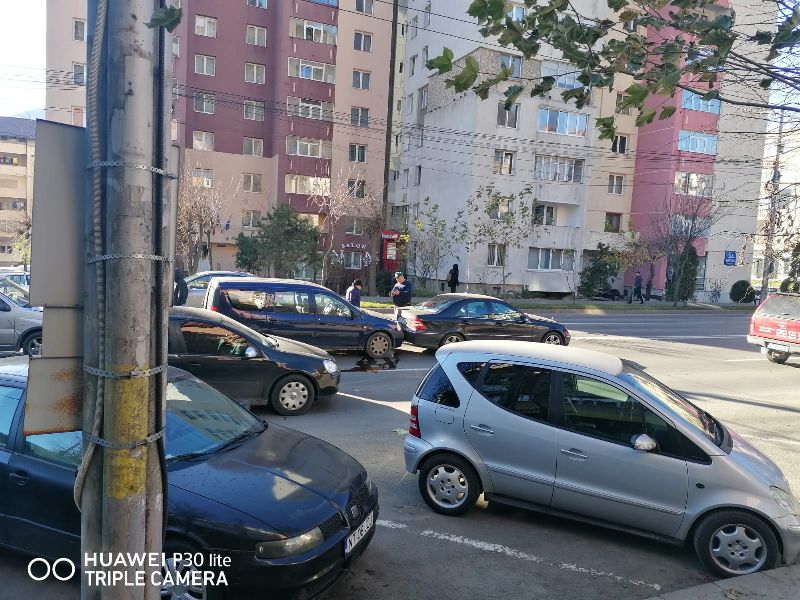 Începe traficul de sărbători: trei mașini s-au ciocnit pe B-dul Traian în Piatra Neamț, ZCH NEWS - sursa ta de informații
