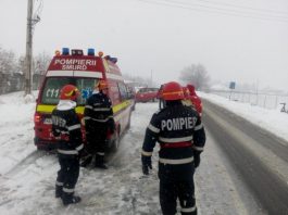 Mașină în stâlp, mama și trei copii la spital, taxi înzăpezit