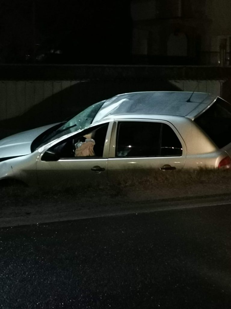 FOTO: Mașină avariată abandonată în fața sediului poliției, ZCH NEWS - sursa ta de informații