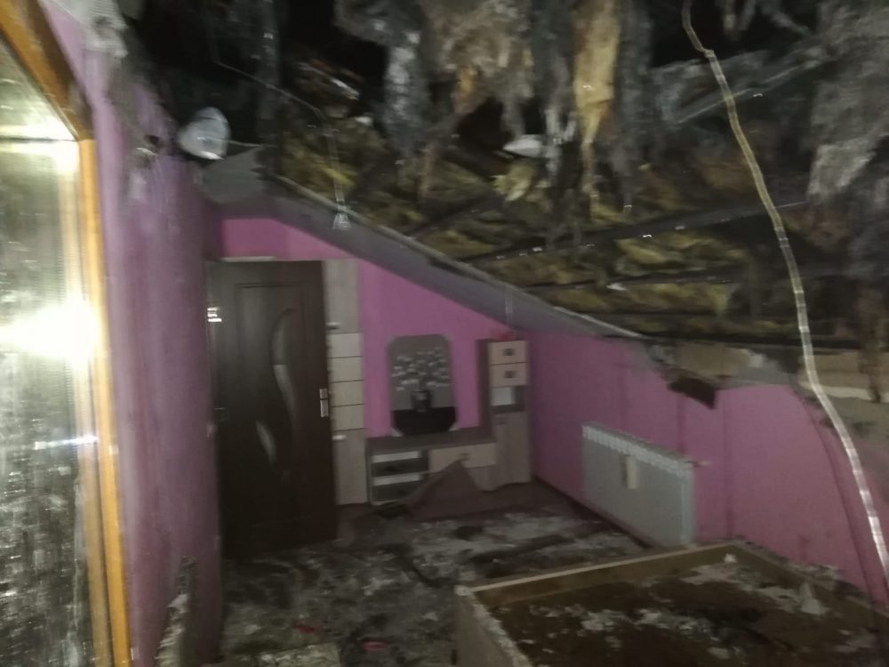Incendiu pus, o femeie transportată la spital