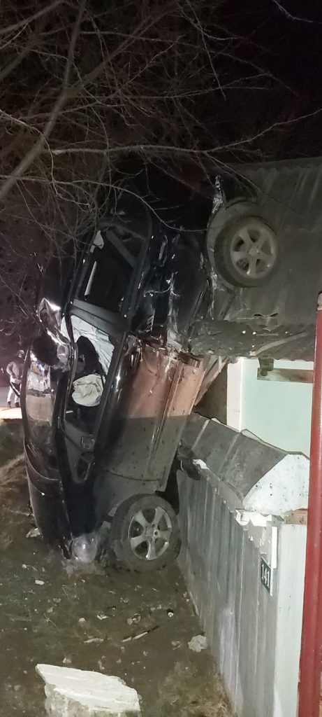 Imagini incredibile: O șoferiță a ajuns cu mașina pe gard, ZCH NEWS - sursa ta de informații