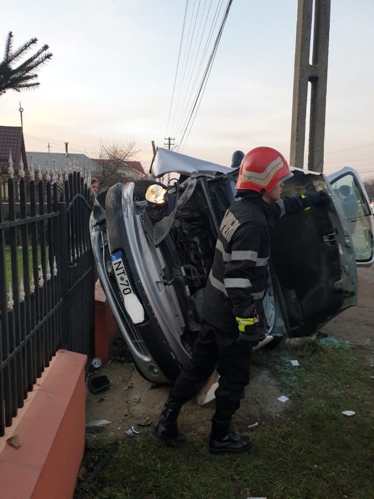 FOTO: Accident grav. Șoferului i s-a făcut rău și s-a izbit cu mașina într-un hidrant și de gardul metalic al unei case, ZCH NEWS - sursa ta de informații