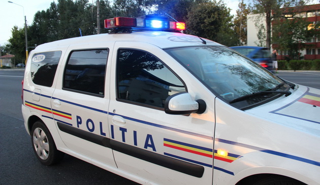 Trei adolescenți reținuți pentru furtul unei mașini