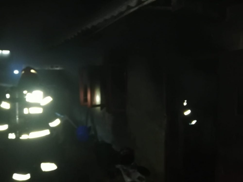 Un bătrân care locuia singur și-a găsit sfârșitul în casa cuprinsă de flăcări