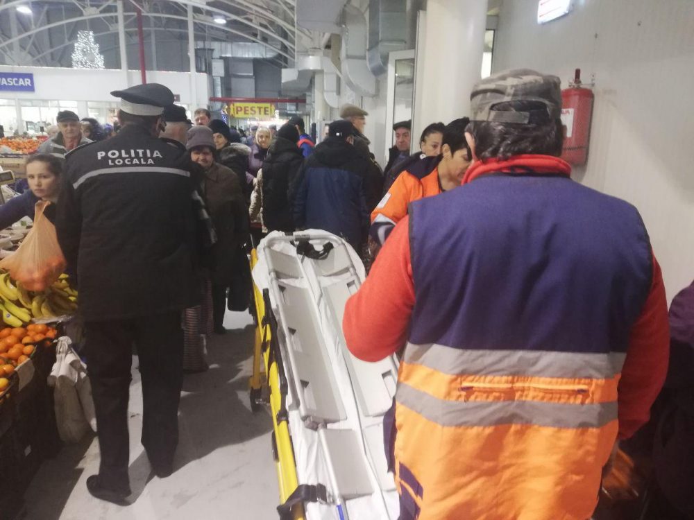 FOTO: Cad oamenii din picioare. Două ambulanțe și un SMURD la Piața Centrală