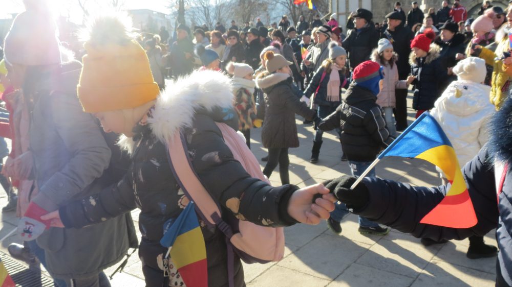 Sute de pietreni s-au prins în Hora Unirii