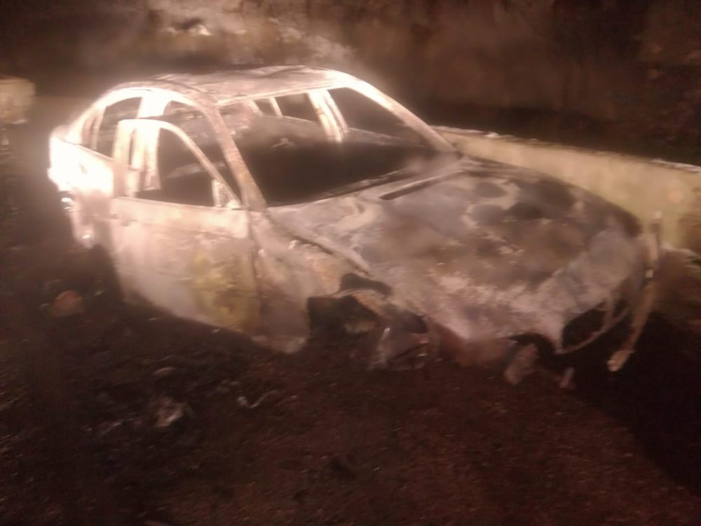 FOTO: O mașină a luat foc după ce s-a izbit într-un parapet, ZCH NEWS - sursa ta de informații