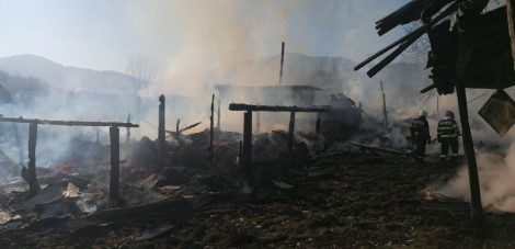 Un bărbat și-a riscat viața, după ce i-a luat foc gospodăria, ZCH NEWS - sursa ta de informații