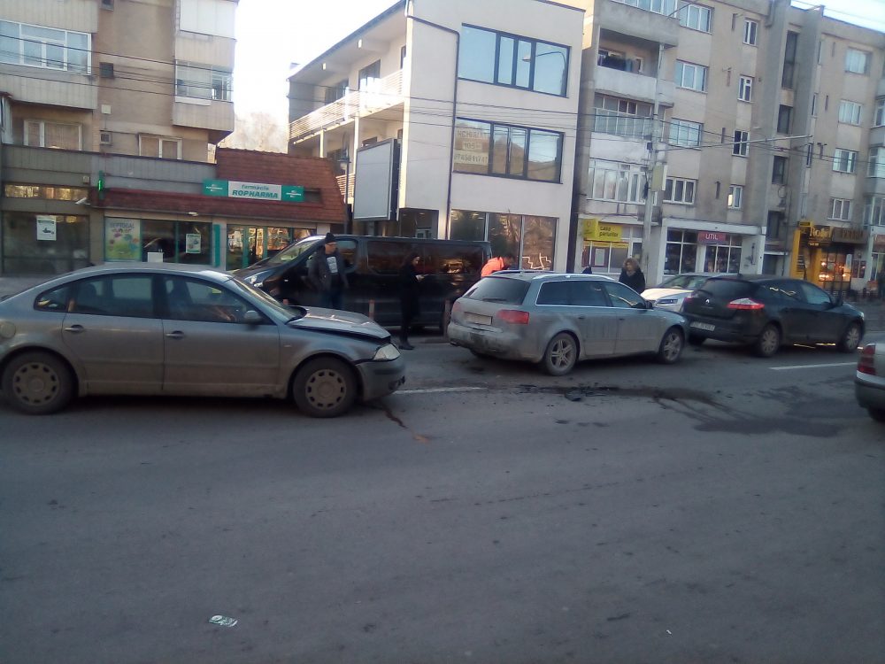 Panică după o ciocnire în trafic, pe un bulevard aglomerat din Piatra Neamț, ZCH NEWS - sursa ta de informații