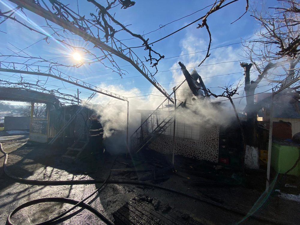 Fum dens, vizibil de la câțiva kilometri, în incendiul de la Bâra, ZCH NEWS - sursa ta de informații