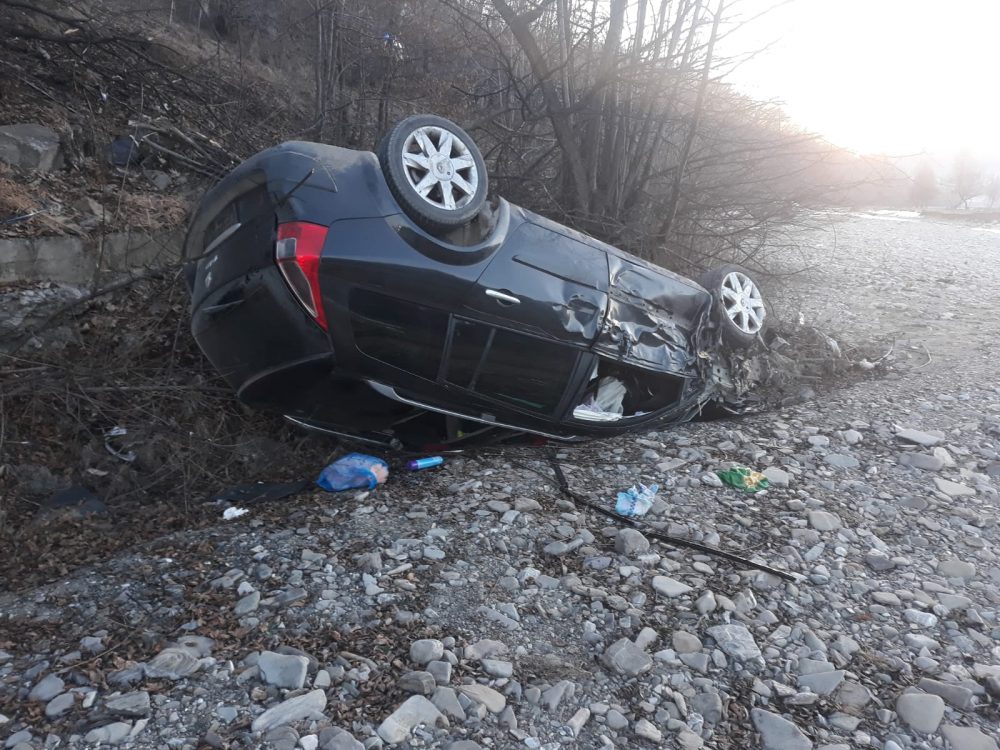 FOTO: Accident grav, trei răniți după ce s-au răsturnat cu mașina în pârâu
