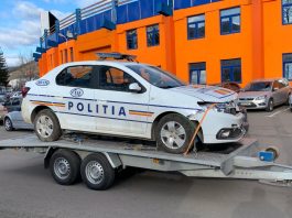 Un polițist a rămas fără permis după ce-a ”șifonat” mașina de serviciu