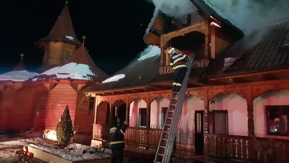 VIDEO: Coșul de fum a provocat incendiul de la Mănăstirea Paltin, ZCH NEWS - sursa ta de informații