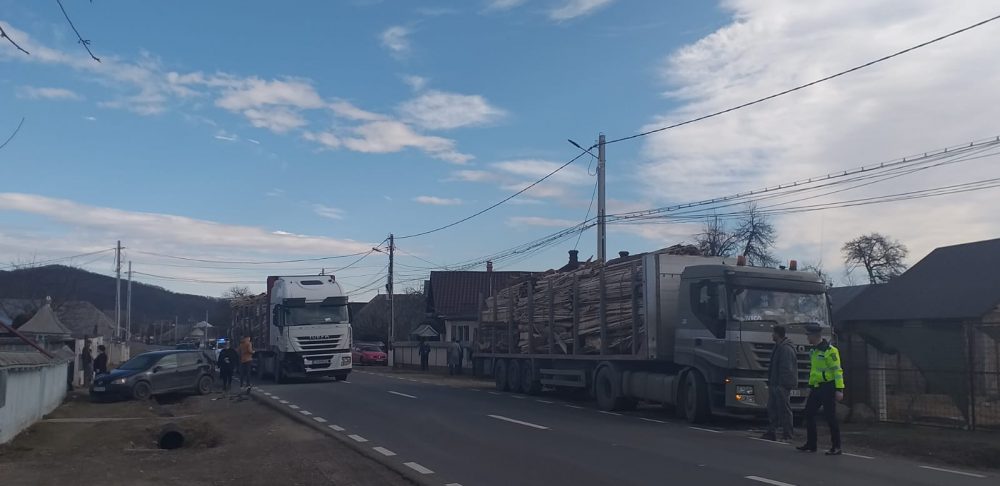 FOTO: Acum – Accident în Vânători-Neamț