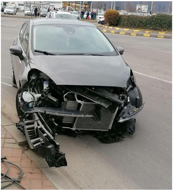 FOTO: Accident lângă colegiul „Gheorghe Cartianu”, în Piatra Neamț, ZCH NEWS - sursa ta de informații