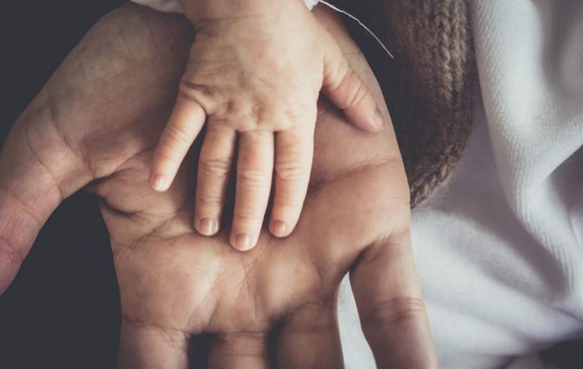 Doi soți în vârstă de 50 de ani au adoptat un copil