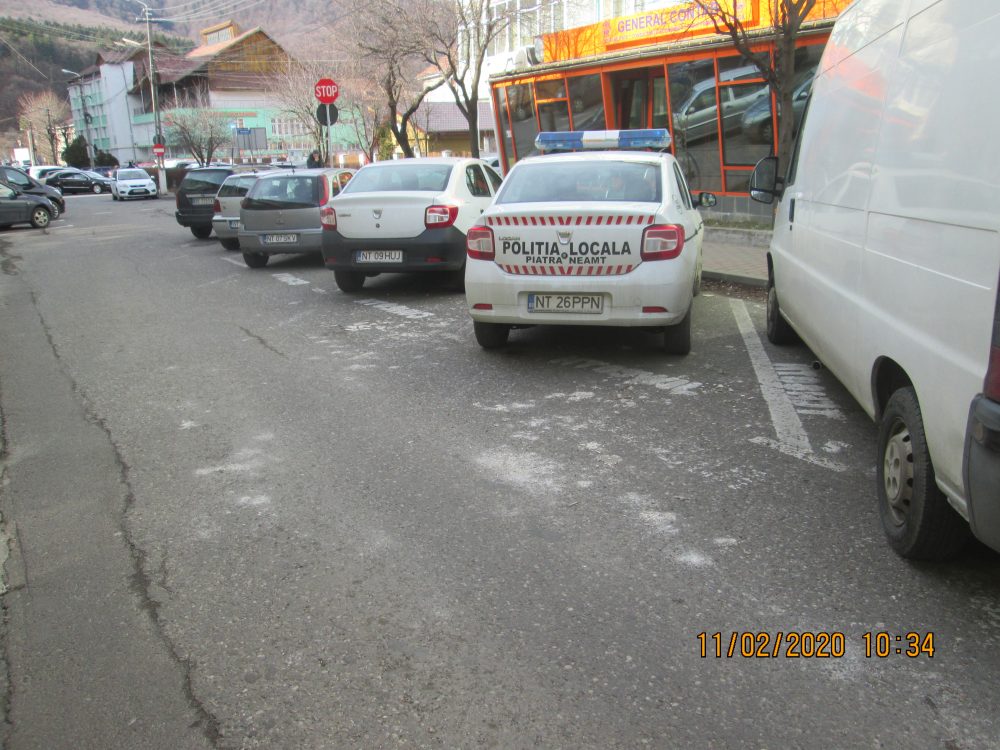 Tencuiala de pe un bloc a căzut pe o mașină