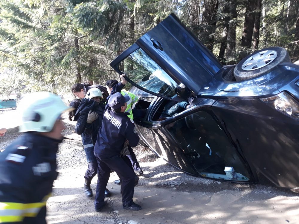 FOTO: Mașină, cu patru oameni, răsturnată lângă Mănăstirea Agapia, ZCH NEWS - sursa ta de informații