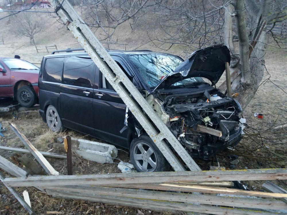 Mașină scumpă zdrobită într-un stâlp, șoferiță rănită, ZCH NEWS - sursa ta de informații