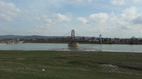 Negociere pentru viață pe puntea peste râul Moldova, un bărbat a vrut să se sinucidă, ZCH NEWS - sursa ta de informații