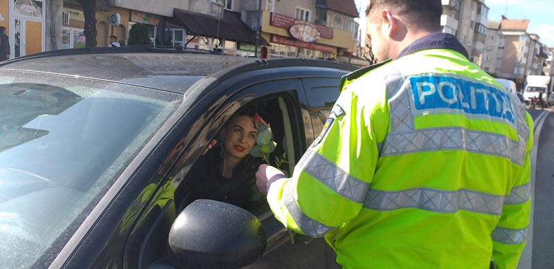 Târgu Neamţ: Şoferiţe „amendate” cu o floare, ZCH NEWS - sursa ta de informații