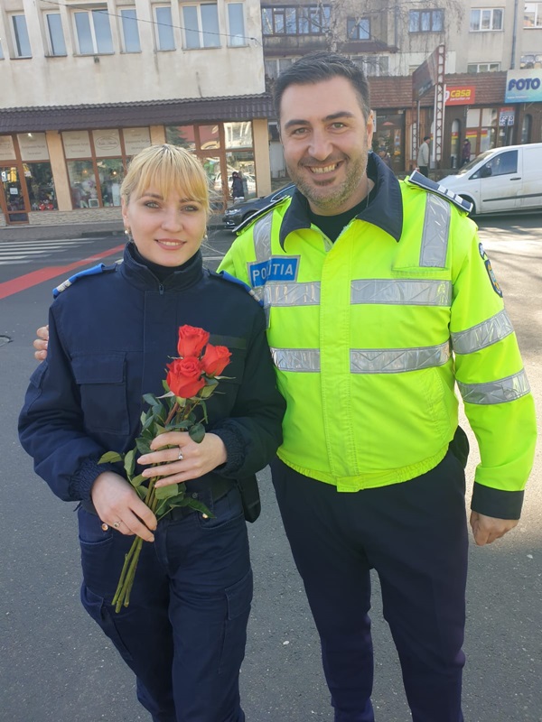Târgu Neamţ: Şoferiţe „amendate” cu o floare, ZCH NEWS - sursa ta de informații
