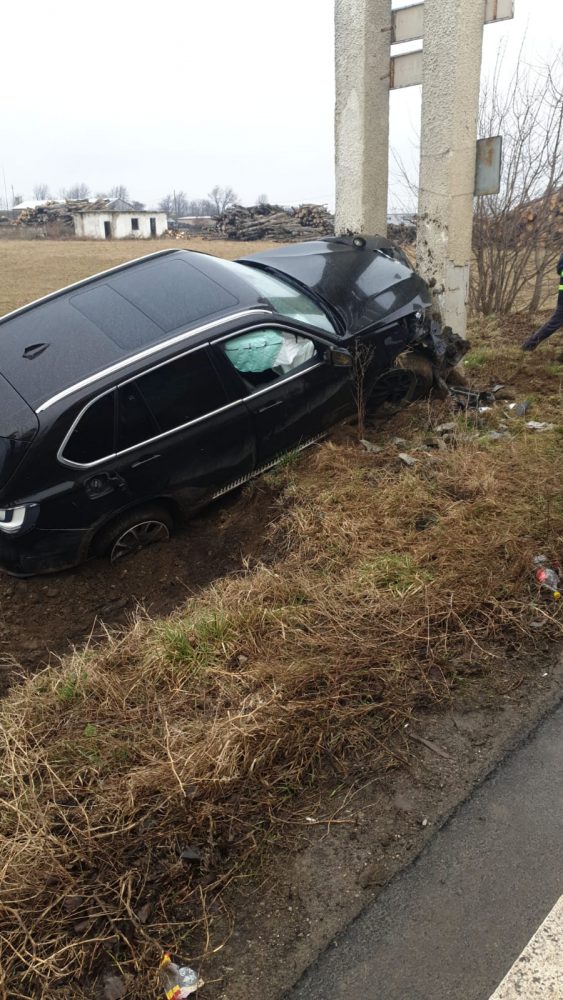 FOTO: Soț și soție răniți, după ce mașina în care erau s-a izbit într-un indicator de beton, ZCH NEWS - sursa ta de informații