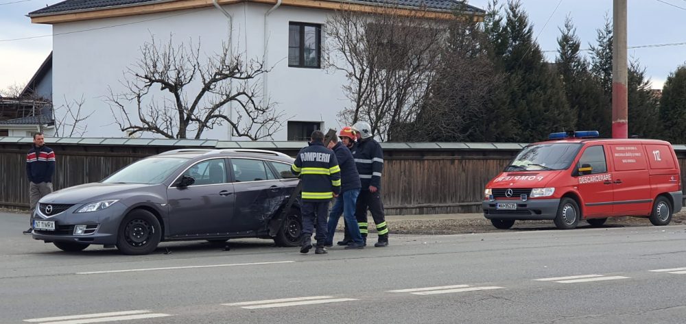 FOTO: Accident cu trei persoane implicate, coliziune între două mașini
