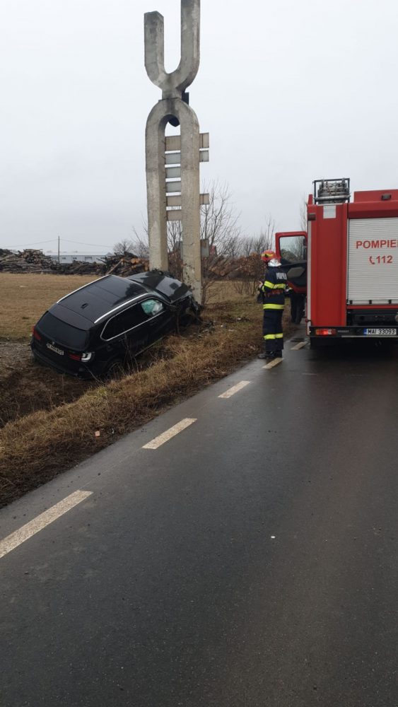 FOTO: Soț și soție răniți, după ce mașina în care erau s-a izbit într-un indicator de beton, ZCH NEWS - sursa ta de informații