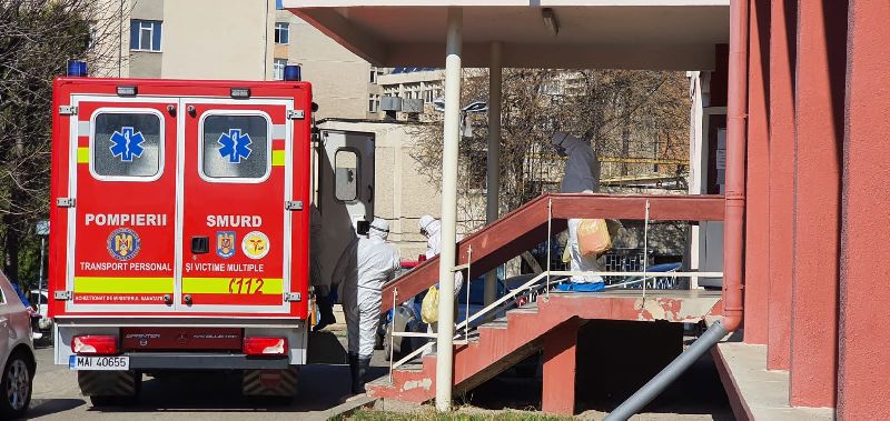 Video: Momentul în care un pacient este preluat la Piatra Neamț, fără izoletă