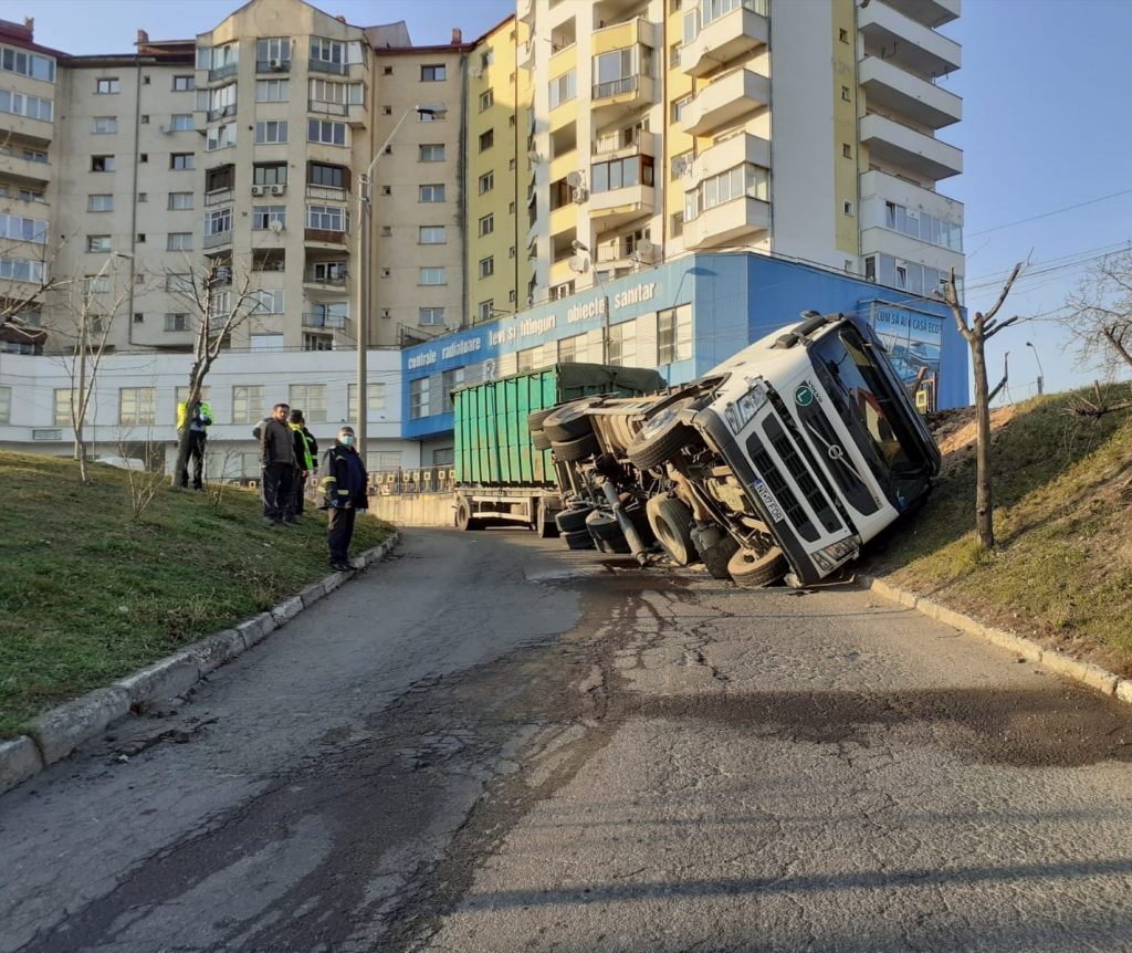 FOTO: Camion cu pământ răsturnat, lângă regiment, în Piatra Neamț, ZCH NEWS - sursa ta de informații