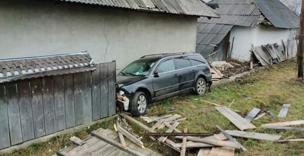 FOTO: Un șofer s-a izbit într-o casă, după ce a rupt cu mașina un stâlp de electricitate, ZCH NEWS - sursa ta de informații
