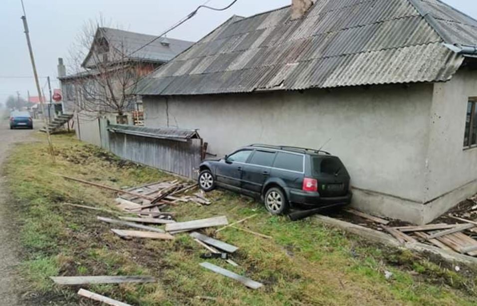 FOTO: Un șofer s-a izbit într-o casă, după ce a rupt cu mașina un stâlp de electricitate, ZCH NEWS - sursa ta de informații