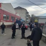 FOTO: Târgu Neamț &#8211; Descinderi, cu câini polițiști, în zona comercială, ZCH NEWS - sursa ta de informații