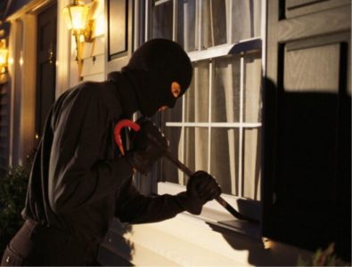 Hoţ „nocturn” arestat după ce a furat 9 laptopuri dintr-o şcoală, ZCH NEWS - sursa ta de informații