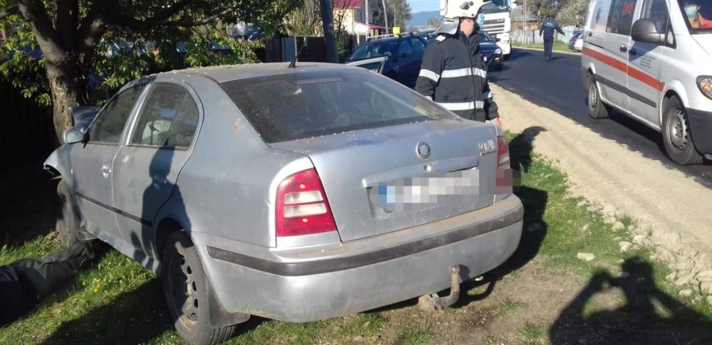 Știre actualizată. O persoană rămasă încarcerată, după coliziunea a două mașini